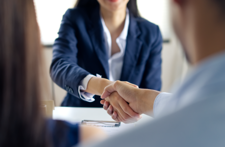 Handshake between Mortgage Broker and a home buyer after successful negotiation. Featured Image
