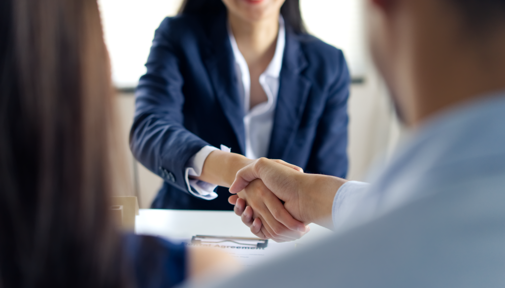Handshake between Mortgage Broker and a home buyer after successful negotiation. Featured Image